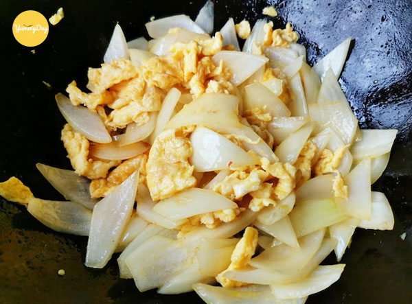Trứng xào hành tây thơm ngon hấp dẫn