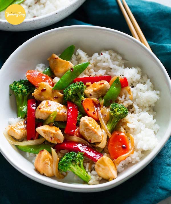 Ức gà xào rau củ hao cơm