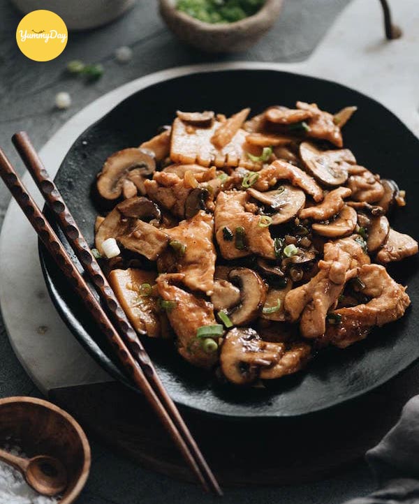Ức gà xào nấm và gừng ngon không gì sánh bằng