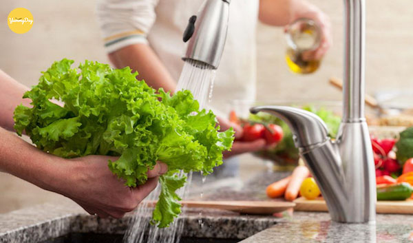 Rau xanh ăn sống bạn rửa sạch rồi để riêng cho ráo nước