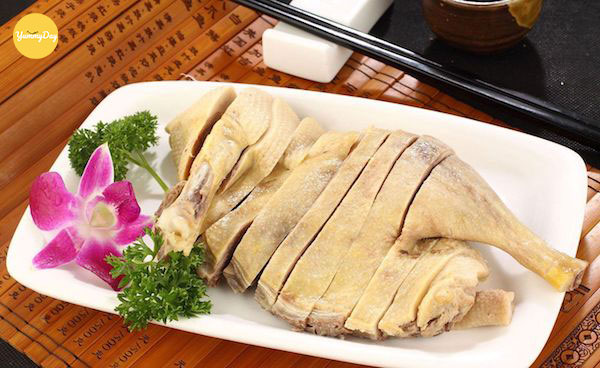 Vịt sau khi hấp chín chặt thành miếng vừa ăn