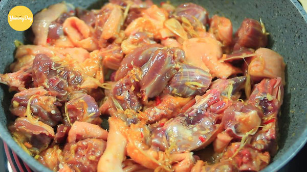 Bỏ vịt vào xào chung