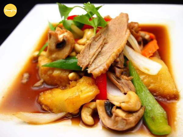Thành phẩm món vịt kho thơm với hành tây