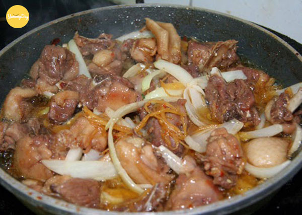 Bước cuối để hoàn thành món vịt nấu cam!