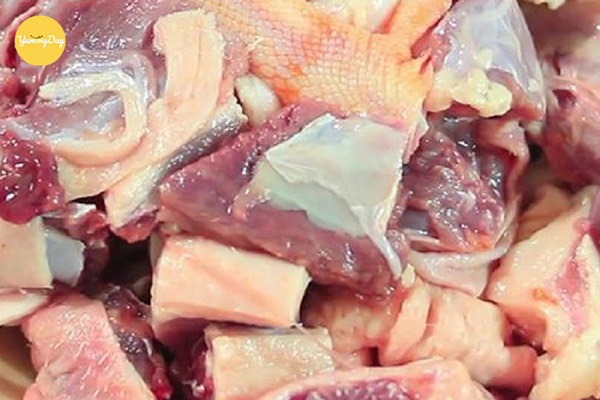 Chặt thịt vịt thành từng miếng vừa ăn