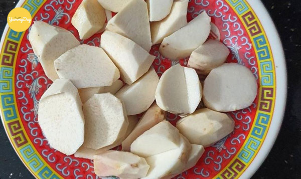 Gọt vỏ khoai môn