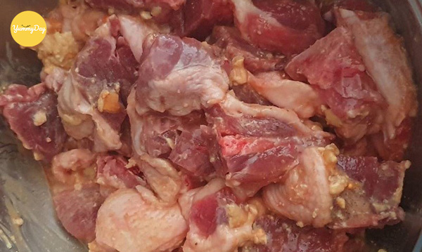 Nhớ ướp thịt vịt cho thấm vị nhé