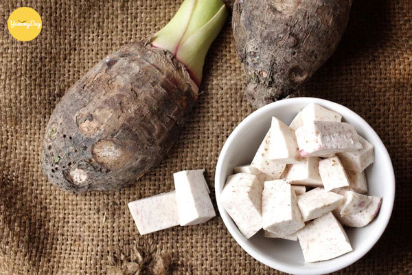 Cắt khoai môn thành miếng vừa ăn