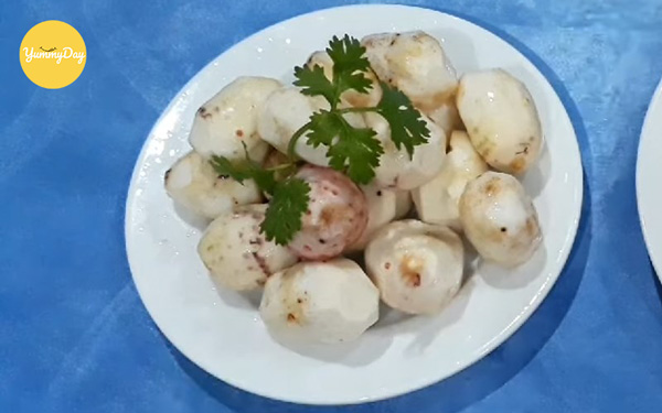 Khoai sọ gọt vỏ và rửa sạch