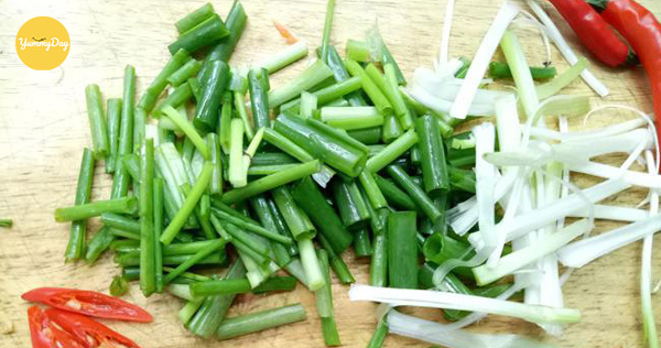 Hành lá và ớt thái mỏng