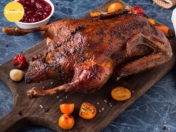 Món vịt nướng mật ong thêm chén nước chấm đậm đà