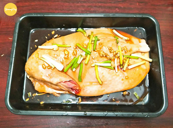 Ướp thịt vịt với gia vị