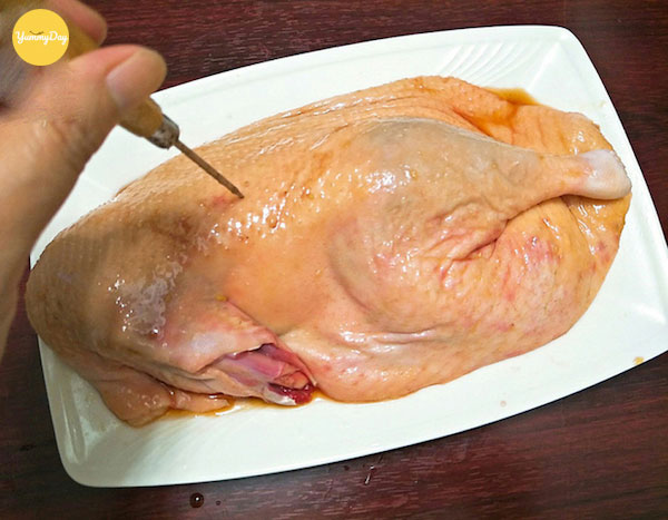 Dùng vật nhọn xăm thịt
