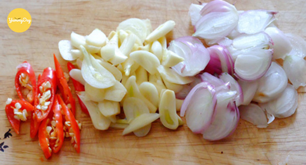 Thái nhỏ hành, tỏi và ớt