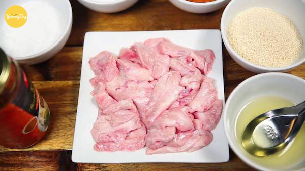 Cắt vú heo thành miếng nhỏ vừa ăn