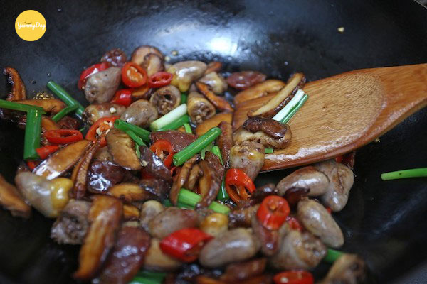 Lòng gà xào hết sức thơm ngon