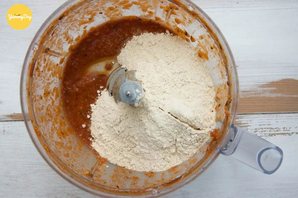Cho bột mì vào hỗn hợp đã xay